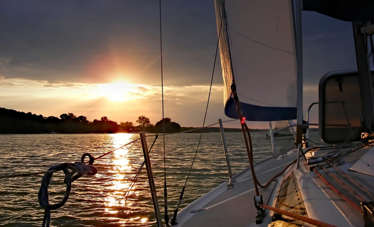 Segelboot auf dem See (Illustrationsbild)